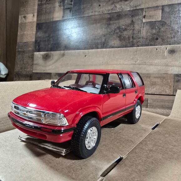 Ertl AMT 1995 Apple Red Chevrolet Blazer 4X4 Dealer Promo - Picture 4 of 11